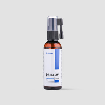 Eine braune Flasche Dr. Balwi Beard Serum von Dr. Balwi Shop mit einem Pumpspender, einer klaren Kappe und einem weiß-blauen Etikett ist auf einem einfarbigen hellgrauen Hintergrund abgebildet.