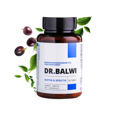 Zwischen grünen Blättern und dunkelvioletten Beeren steht eine braune Flasche mit der Aufschrift Anti Hair Loss Routine by Dr. Balwi Shop. Das Etikett zeigt, dass sie 60 Tabletten mit Probiotika, grünem Tee, Zink und Coenzym Q10 enthält.