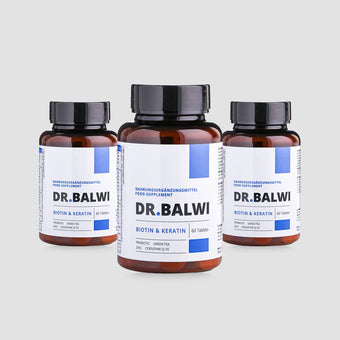 Trois flacons bruns Biotin & Keratin à étiquette blanche et bleue, de 60 comprimés chacun, sur fond gris clair.