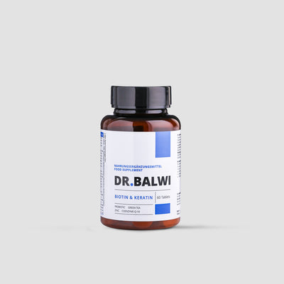 Eine braune Flasche mit einer schwarzen Kappe mit der Aufschrift Dr. Balwi Shop Biotin & Keratin Tabletten, die 60 Tabletten für den Haarwuchs enthält, wird vor einem schlichten hellgrauen Hintergrund gezeigt.