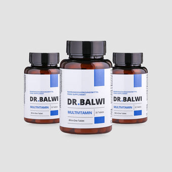 Drei braune Kunststoffflaschen Dr. Balwi Shop Multivitamin Complex, jeweils mit weißem Etikett und schwarzem Deckel, sind auf hellgrauem Hintergrund angeordnet. Jede Flasche enthält 30 All-in-One-Tabletten mit Vitamin C und Reishi-Pilzextrakt.