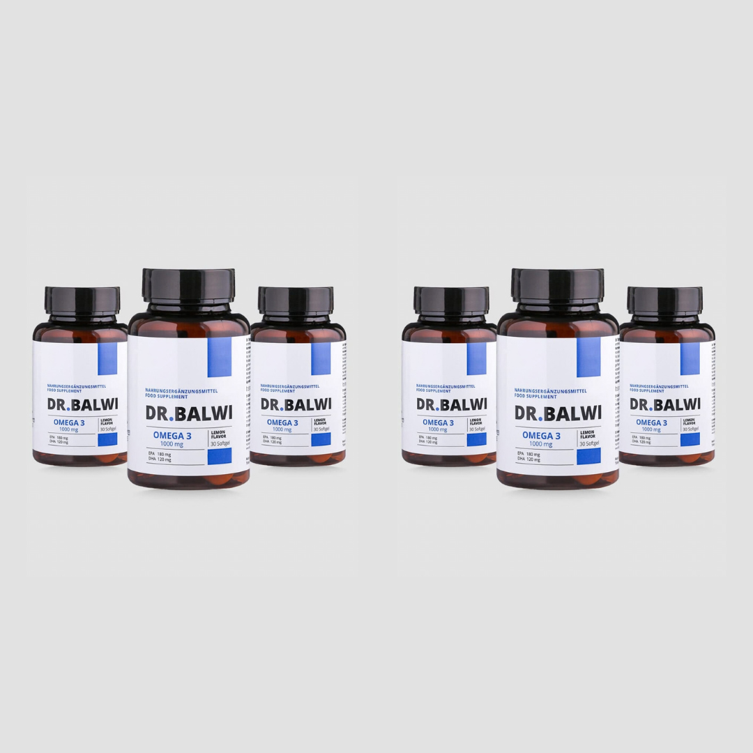 Vier braune Dr. Balwi Shop Daily Omega 3 Ergänzungsflaschen, die dafür bekannt sind, das Haarwachstum zu unterstützen und den Haarausfall zu reduzieren, sind in zwei identischen Dreiergruppen auf einem schlichten hellgrauen Hintergrund angeordnet.