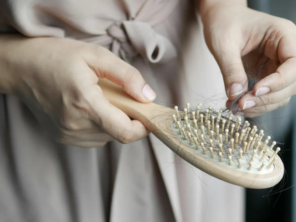 La perte de cheveux chez la femme peuvent venir de plusieurs facteurs