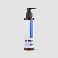 Eine braune Kunststoffflasche des Dr. Balwi Shampoos mit schwarzer Pumpe und weißem Etikett mit blauen Akzenten steht auf einem hellgrauen Hintergrund - perfekt zur Unterstützung des Haarwachstums und zur Pflege bei Haarausfall.
