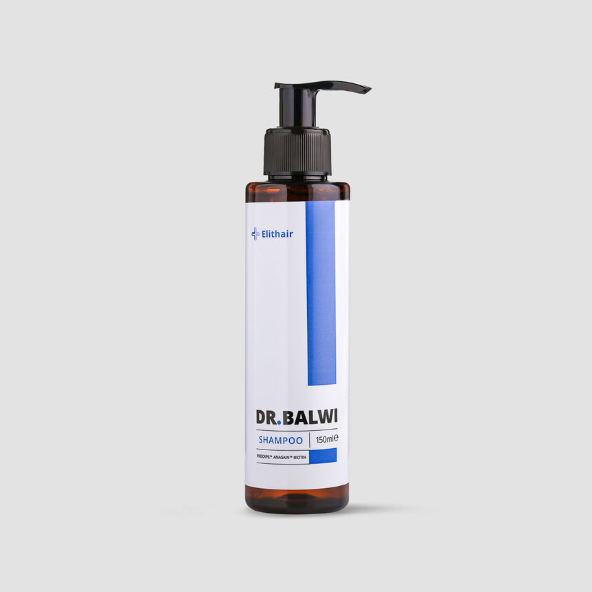 Eine braune Kunststoffflasche des Dr. Balwi Shampoos mit schwarzer Pumpe und weißem Etikett mit blauen Akzenten steht auf einem hellgrauen Hintergrund - perfekt zur Unterstützung des Haarwachstums und zur Pflege bei Haarausfall.