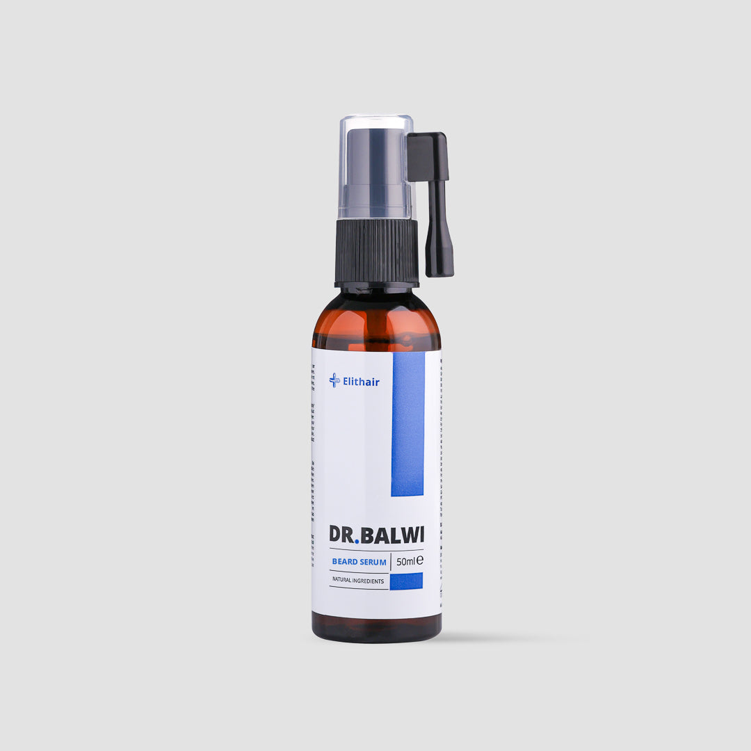 Eine braune Flasche Dr. Balwi Beard Serum von Dr. Balwi Shop mit einem Pumpspender, einer klaren Kappe und einem weiß-blauen Etikett ist auf einem einfarbigen hellgrauen Hintergrund abgebildet.
