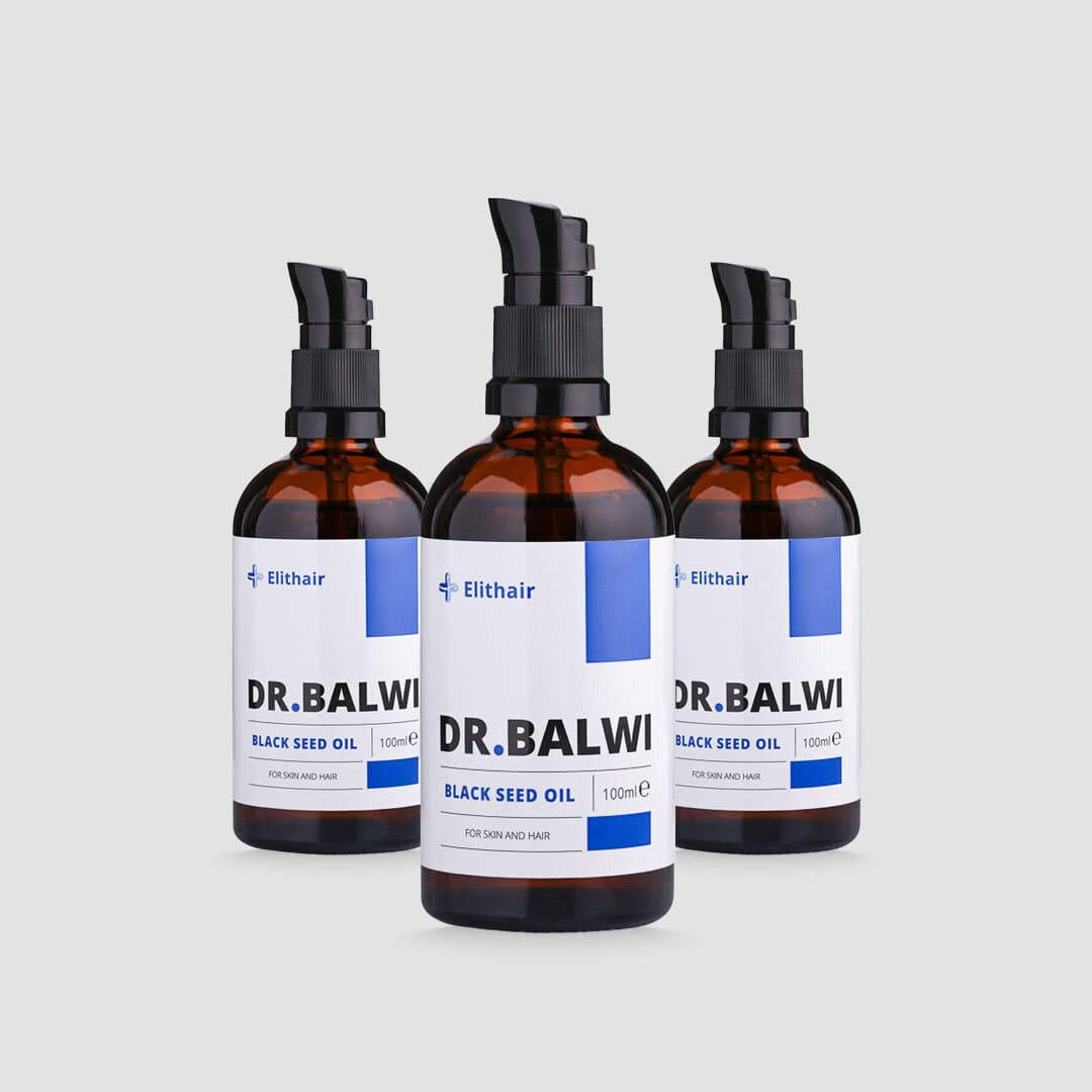 Drei bernsteinfarbene Flaschen Premium Schwarzkümmelöl (100ml) aus dem Dr. Balwi Shop mit schwarzem Pumpspender für Haarpflege und Haarausfall, versetzt angeordnet auf hellgrauem Hintergrund.