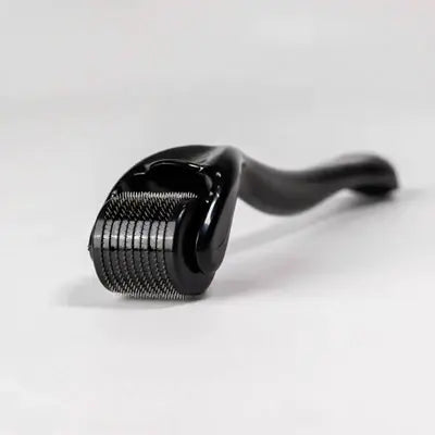 Eine Nahaufnahme des Dr. Balwi Dermarollers aus dem Dr. Balwi Shop mit Mikronadeln aus Metall, ideal für das Microneedling zur Unterstützung des Haarwachstums, dargestellt auf weißem Hintergrund.