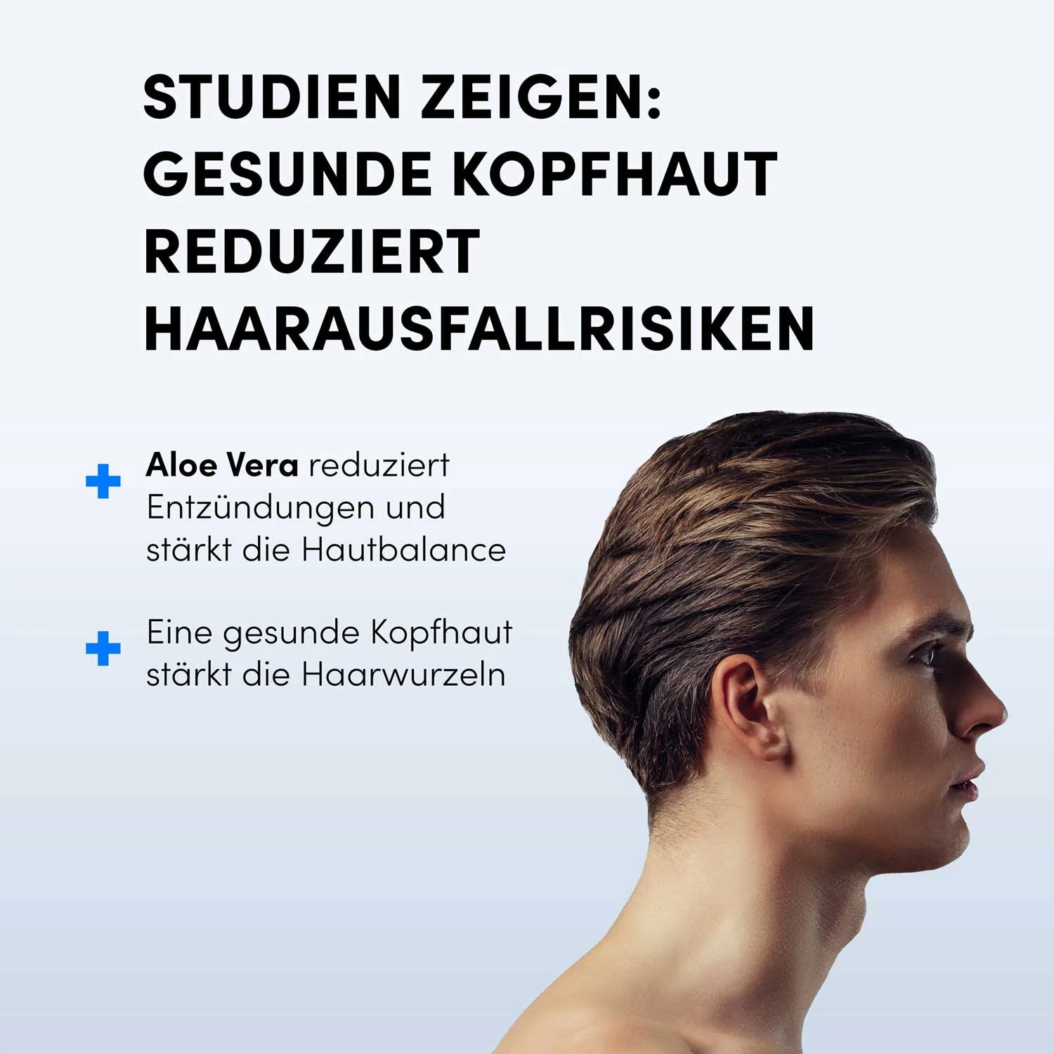 Ein junger Mann mit gestylten Haaren vor grauem Hintergrund. Text: "Studien zeigen: Gesunde Kopfhaut senkt Haarausfallrisiko." Tipps zur Pflege mit Dr. Balwi 98% Aloe Vera vom Dr. Balwi Shop und Feuchtigkeit für die Kopfhaut sind enthalten.
