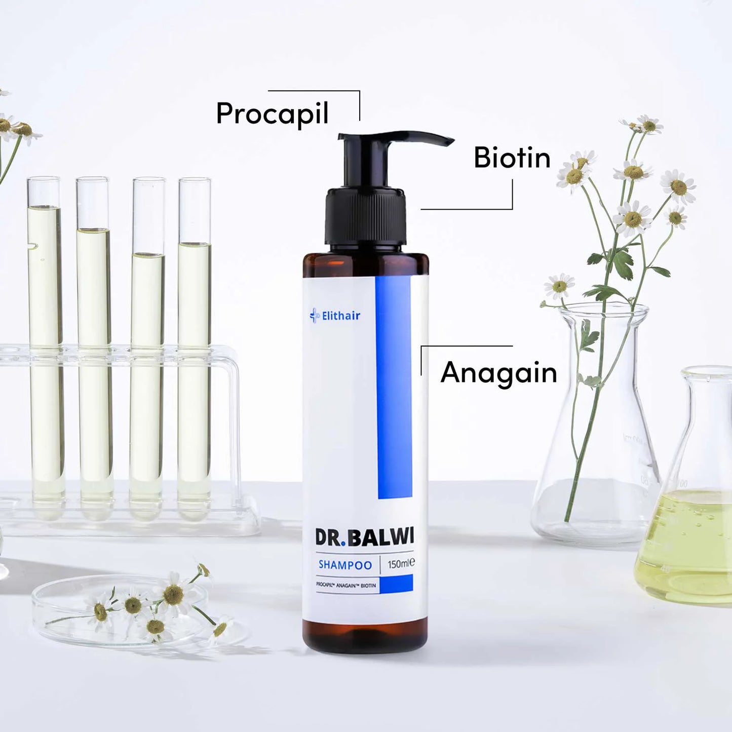 Eine Flasche der Anti-Haarausfall-Routine von Dr. Balwi Shop ist auf einer weißen Fläche mit Blumen und Glaslaborgeräten im Hintergrund abgebildet. Die Etiketten heben die wichtigsten Inhaltsstoffe hervor: Procapil, Biotin und Anagain.