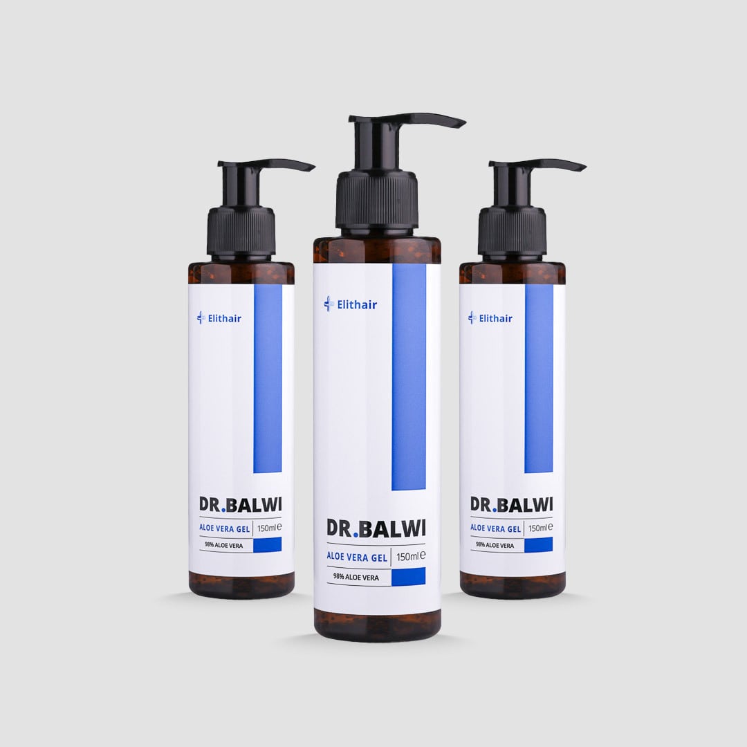 Drei Flaschen Dr. Balwi 98% Aloe Vera von Dr. Balwi Shop, jeweils mit schwarzem Pumpspender und weißem Etikett mit blauen Akzenten, werden vor einem hellgrauen Hintergrund präsentiert.