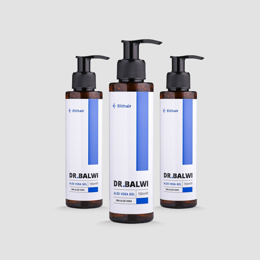 Drei Flaschen Dr. Balwi 98% Aloe Vera von Dr. Balwi Shop, jeweils mit schwarzem Pumpspender und weißem Etikett mit blauen Akzenten, werden vor einem hellgrauen Hintergrund präsentiert.