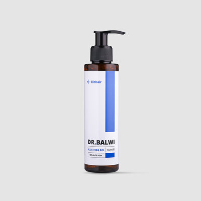 Eine braune Kunststoff-Pumpflasche mit einem weiß-blauen Etikett mit der Aufschrift Dr. Balwi 98% Aloe Vera 150ml aus dem Dr. Balwi Shop, ideal für Feuchtigkeitspflege Haar, ist vor einem schlichten hellgrauen Hintergrund abgebildet.