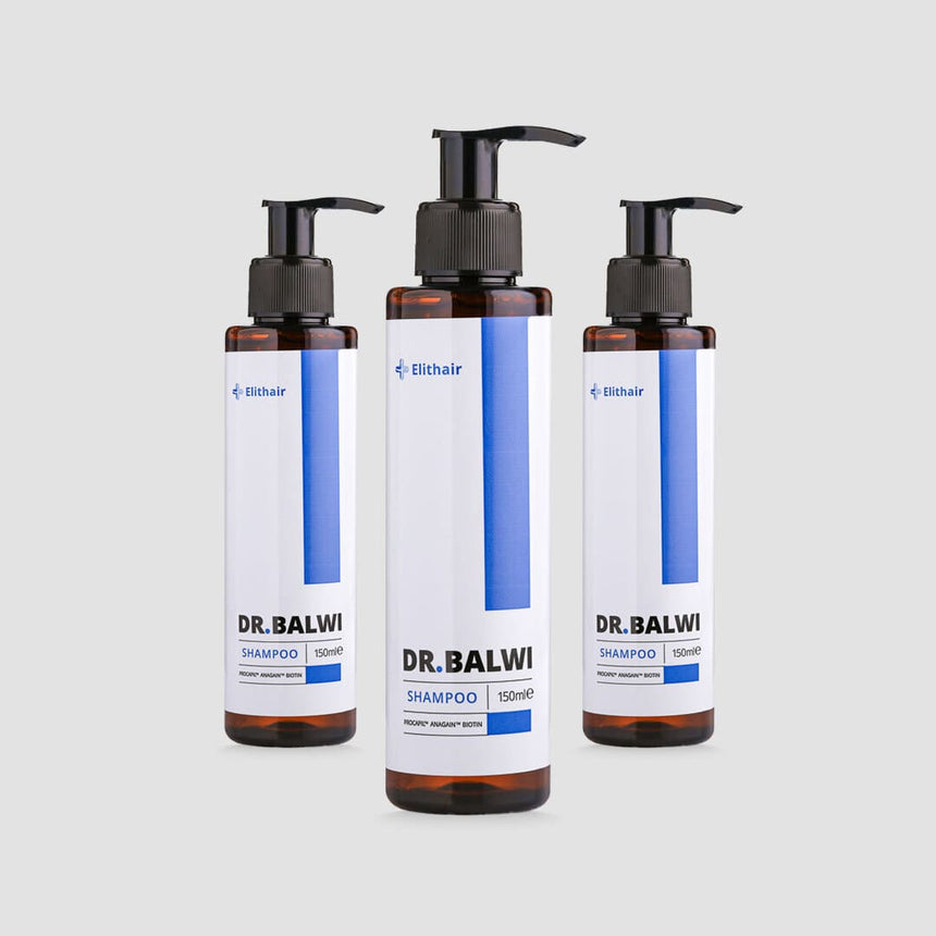 Drei Flaschen Dr. Balwi Shampoo von Dr. Balwi Shop, jeweils mit schwarzer Pumpe und weißem Etikett mit blauen Akzenten, sind vor einem hellgrauen Hintergrund abgebildet.