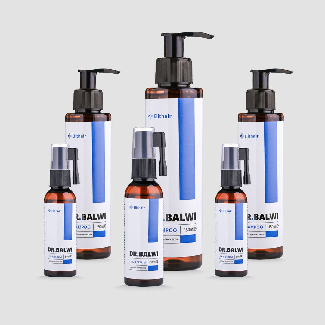 Fünf Flaschen des Dr. Balwi Shop Shampoo & Spray Sets sind auf einem schlichten hellgrauen Hintergrund angeordnet. Die Flaschen verfügen über Pump- und Sprühaufsätze mit weißen und blauen Etiketten mit schwarzem Text.