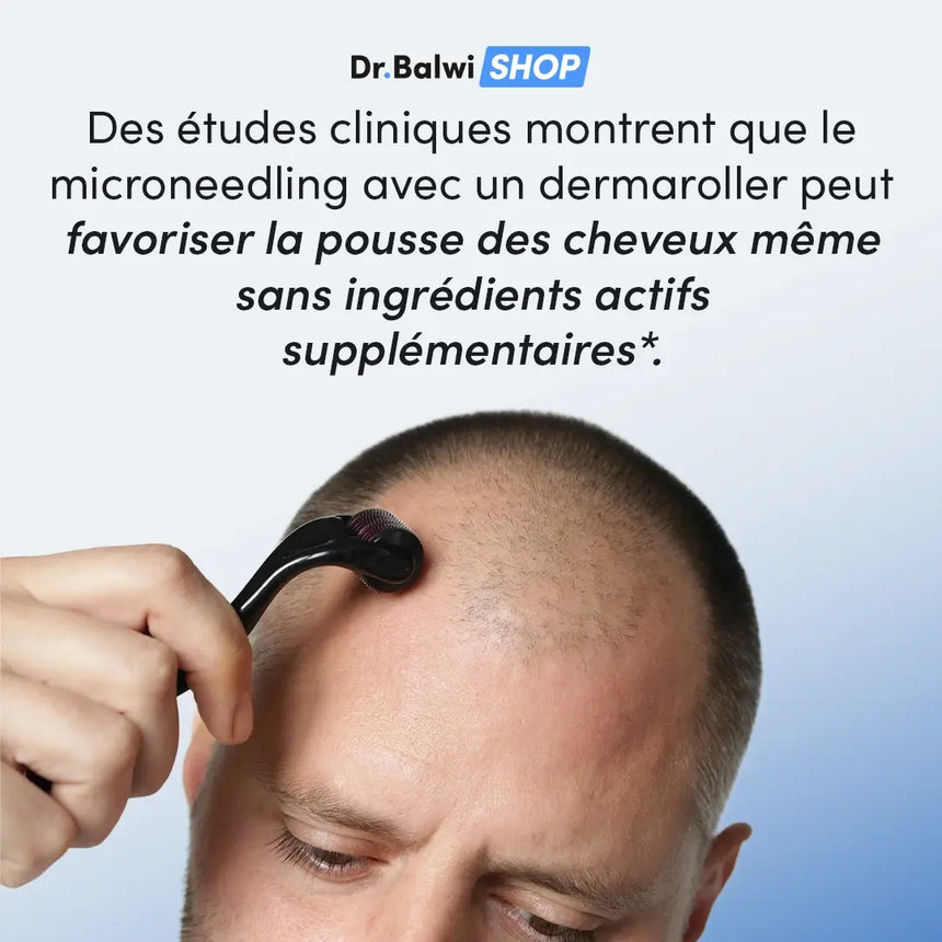 Ein Mann benutzt einen Dermaroller auf seiner Kopfhaut. Im obigen französischen Text heißt es, dass klinische Studien zeigen, dass das Microneedling mit einem Dermaroller das Haarwachstum auch ohne zusätzliche Wirkstoffe fördern kann.