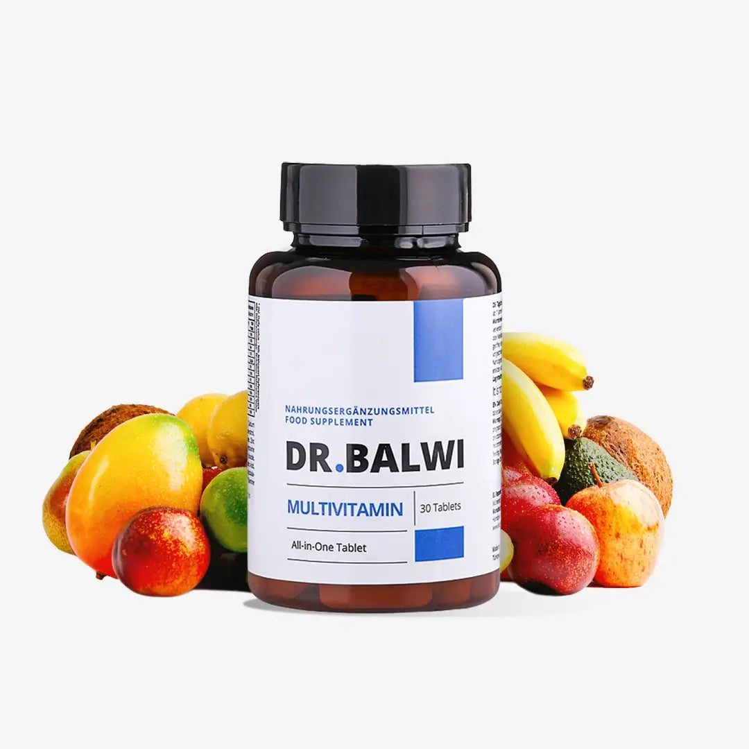 Eine Flasche mit der Aufschrift Multivitamin Complex von Dr. Balwi Shop steht zwischen Äpfeln, Orangen, Bananen und Kiwis. Auf einem sauberen weißen Hintergrund werden wichtige Inhaltsstoffe wie Zink für die Immunität und Vitamin C für das Haarwachstum hervorgehoben.