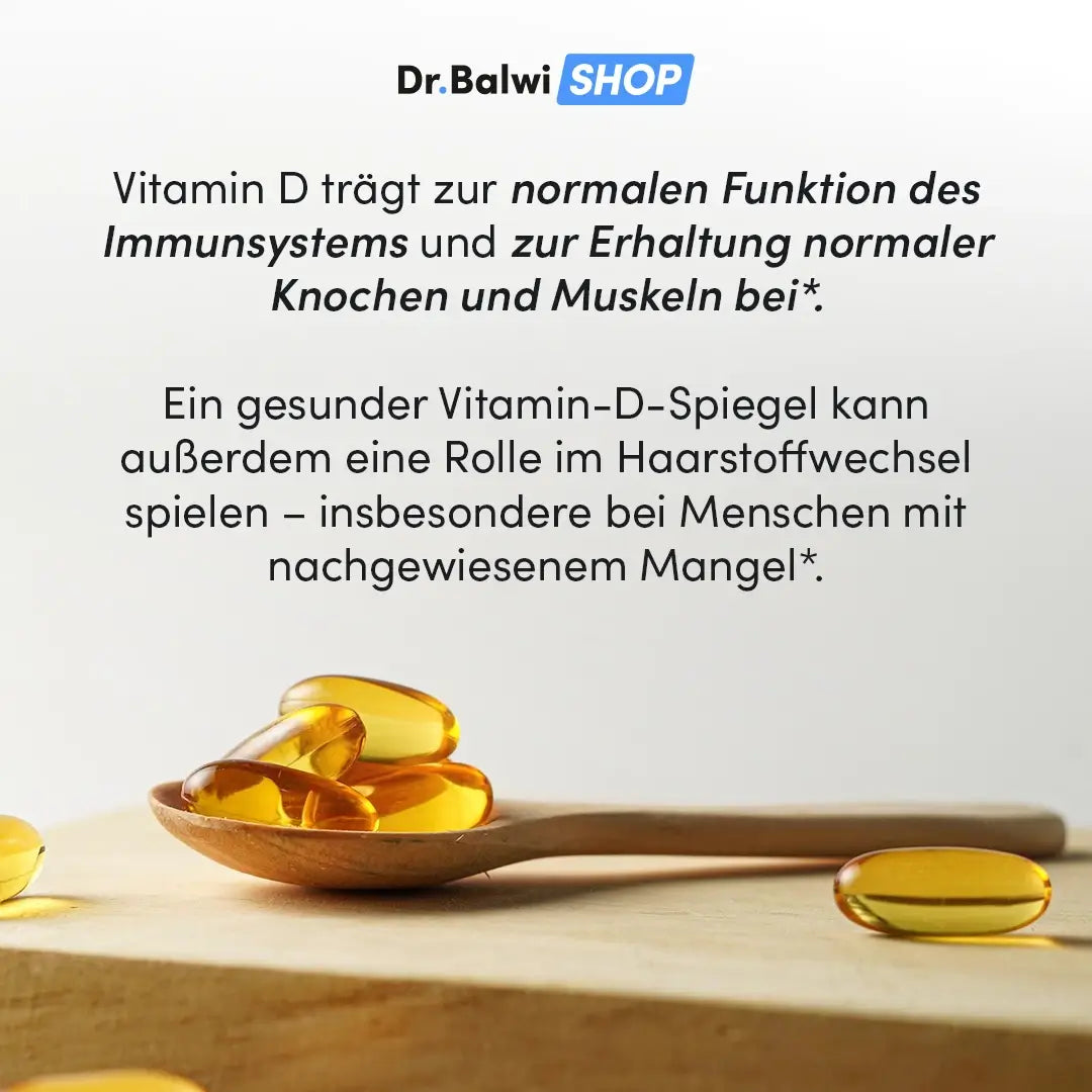 Ein Holzlöffel mit gelben Vitamin D 1000 IE Kapseln von Dr. Balwi Shop liegt auf heller Fläche, daneben weitere Kapseln. Im Hintergrund Hinweise zu Vorteilen von Vitamin D und seinem Zusammenhang mit Haarausfall.