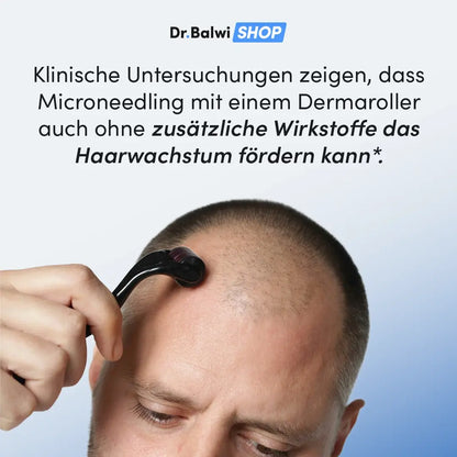 Ein Mann benutzt den Dr. Balwi Dermaroller aus dem Dr. Balwi Shop auf seiner Kopfhaut. Der deutsche Text erklärt, dass klinische Studien zeigen, dass Microneedling Haare das Haarwachstum ohne zusätzliche Inhaltsstoffe fördern können.