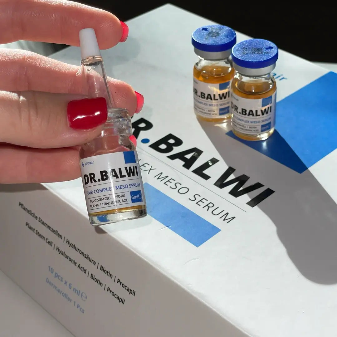 Eine Hand mit rotem Nagellack hält eine Dr. Balwi Shop Dr. Balwi Meso Therapie Set Serumflasche über ihrer Schachtel und zwei weiteren Flaschen, alle im hellen Sonnenlicht - perfekt zur Unterstützung des Haarwachstums oder zur Anwendung mit Microneedling.