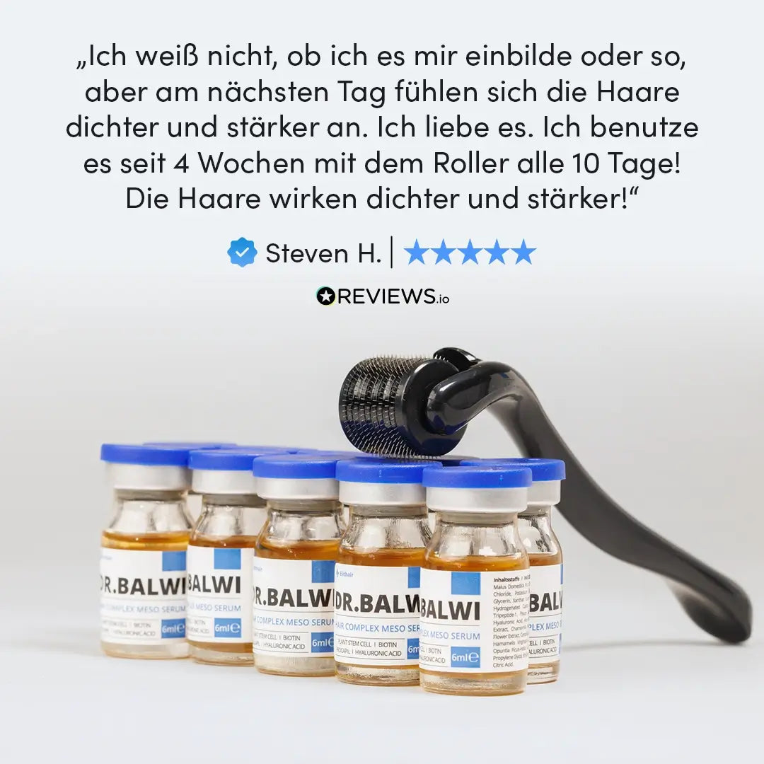 Fünf Fläschchen aus dem Dr. Balwi Meso Therapie Set von Dr. Balwi Shop sind vor einem schwarzen Microneedling-Roller platziert. Ein deutsches Testimonial darüber lobt den stärkeren Haarwuchs nach nur 10 Tagen Anwendung von Roller und Serum.