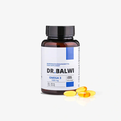 Eine braune Flasche mit der Aufschrift Daily Omega 3 by Dr. Balwi Shop mit Zitronengeschmack steht auf einer weißen Fläche neben fünf gelben Weichkapseln - perfekt zur Unterstützung des Haarwachstums und zur Reduzierung des Haarausfalls.