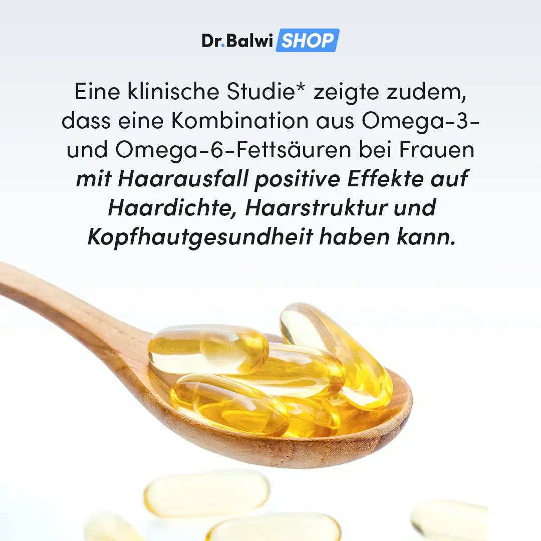 Ein Holzlöffel mit Daily Omega 3 Kapseln von Dr. Balwi Shop liegt auf weißem Grund; im Hintergrund verweist ein deutscher Hinweis auf eine klinische Studie zu positiven Effekten bei Haarausfall und verbessertem Haarwachstum.