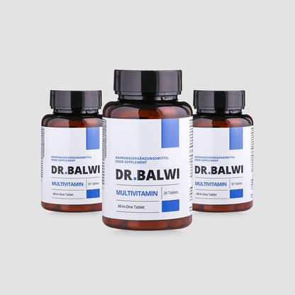 Drei braune Kunststoffflaschen Dr. Balwi Shop Multivitamin Complex, jeweils mit weißem Etikett und schwarzem Deckel, sind auf hellgrauem Hintergrund angeordnet. Jede Flasche enthält 30 All-in-One-Tabletten mit Vitamin C und Reishi-Pilzextrakt.