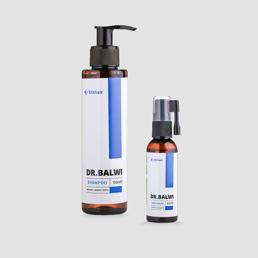 Auf grauem Grund stehen zwei braune Flaschen aus dem Shampoo & Spray Set des Dr. Balwi Shops: die größere mit Pumpe, die kleinere mit Sprühkopf - perfekt für die Haarpflege und Haartransplantation Nachsorge.