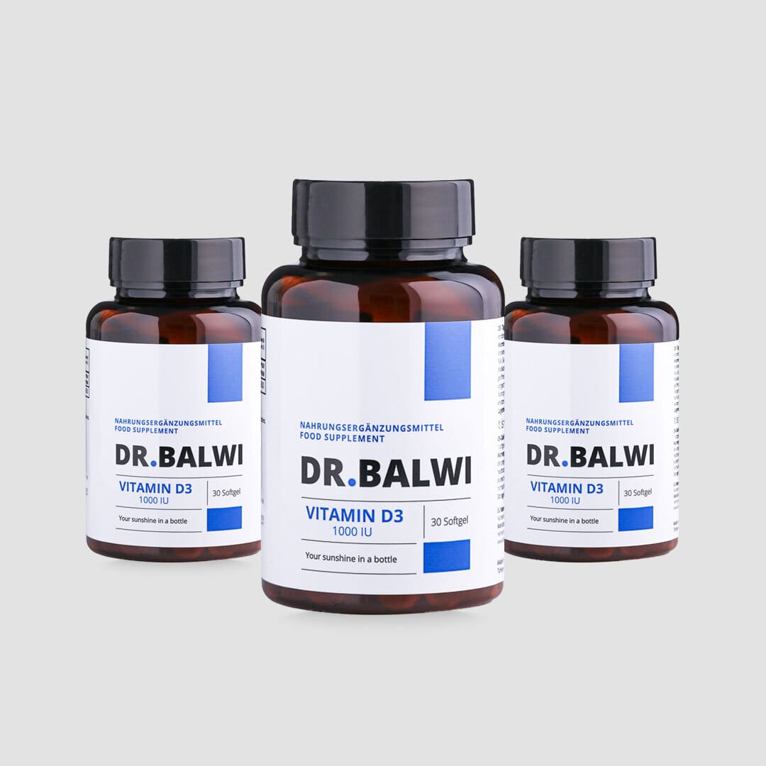 Drei braune Plastikflaschen von Dr. Balwi Shop Vitamin D 1000 IE, ideal um das Immunsystem zu stärken, mit weißen und blauen Etiketten sind auf einem hellgrauen Hintergrund abgebildet. Die größere Flasche in der Mitte steht im Mittelpunkt, zwei kleinere Flaschen befinden sich an den Seiten.