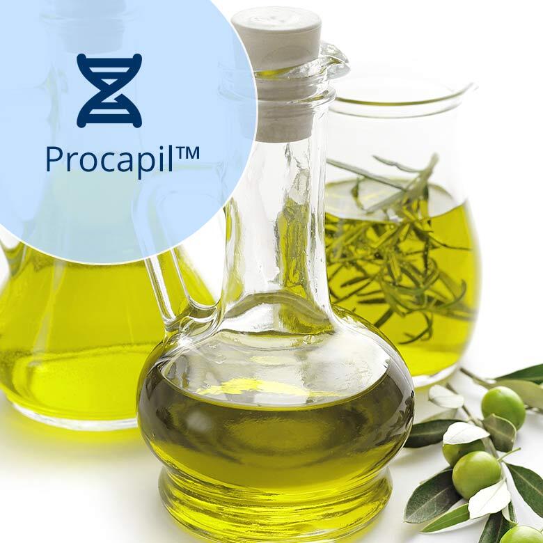 Neben grünen Oliven und Blättern sind Glasbehälter mit gelbgrünem Öl zu sehen, einer davon mit Kräutern. Oben links ist ein blauer Kreis mit einem DNA-Helix-Symbol und dem Wort Procapil™ eingeblendet.