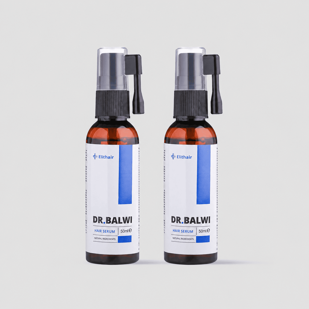 Zwei braune Pumpflaschen mit der Aufschrift Dr. Balwi Hair Serum by Dr. Balwi Shop stehen nebeneinander auf einem hellgrauen Hintergrund, jeweils mit weißem Etikett, blauen Akzenten und schwarzem Sprühkopf; angereichert mit pflanzlichen Stammzellen zur Reduzierung von Haarausfall.