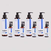Sieben Flaschen des Dr. Balwi Shop Shampoo & Spray Sets für die Pflege nach einer Haartransplantation sind in zwei Reihen auf hellgrauem Hintergrund angeordnet, jeweils mit weißen Etiketten mit blauen Akzenten und schwarzen Pump- oder Sprühaufsätzen.