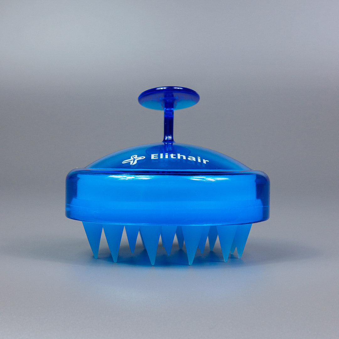 Die Dr. Balwi Massagebürste von Dr. Balwi Shop ist eine blaue Kunststoffbürste mit oberem Griff und flexiblen Borstenspitzen, ideal für die Kopfmassage. Auf der Oberseite ist "Elithair" aufgedruckt. Abgebildet vor einem schlichten grauen Hintergrund.