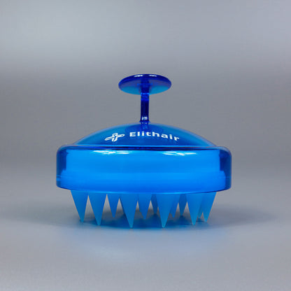 Die Dr. Balwi Massagebürste von Dr. Balwi Shop ist eine blaue Kunststoffbürste mit oberem Griff und flexiblen Borstenspitzen, ideal für die Kopfmassage. Auf der Oberseite ist "Elithair" aufgedruckt. Abgebildet vor einem schlichten grauen Hintergrund.